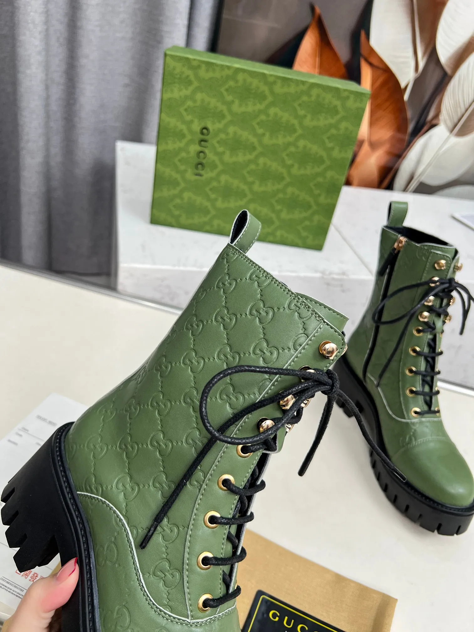 👟👟Ex-factory price 600👟👟 2025Gucci Gucci lace-up ankle boots. These lace-up ankle boots are made of Peugeot GG lace-up ankle boots. These lace-up ankle boots are carefully made of iconic GG cow leather, highlighting the brand's timeless and elegant aesthetic style. Featuring a bold silhouette, these ankle boots feature a rubber lug sole that provides secure support while giving the entire silhouette a modern, sophisticated feel. Lining: cowhide Heel height: 6 cm Size: 35-42#